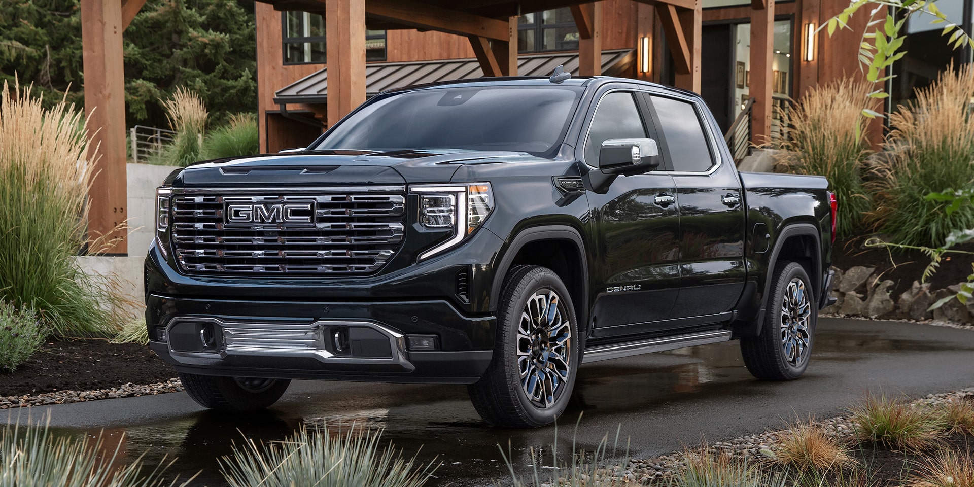 Front Three-Quarters View of the GMC Sierra 1500 Denali Ultimate