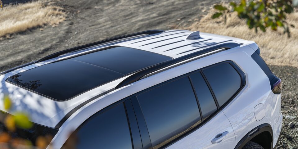 Exterior View of the GMC Acadia Panoramic Sunroof and Gloss-Black Roof Rails